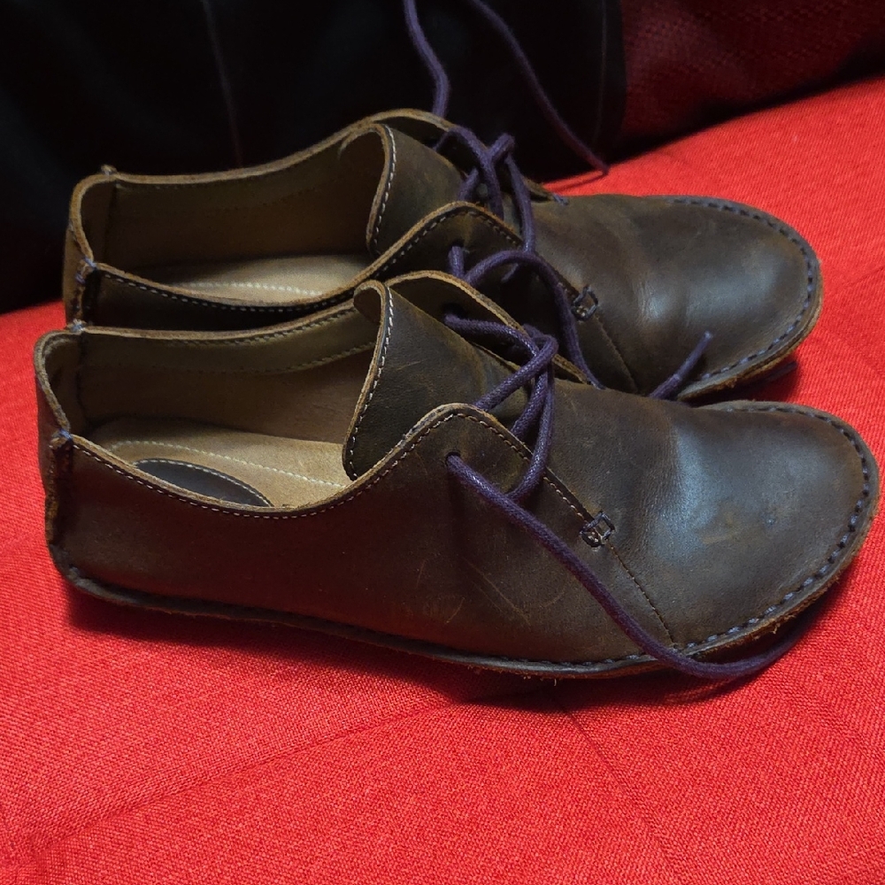 Clarks Brown Leather Women's Lace-Up Flats with Dark Purple Laces